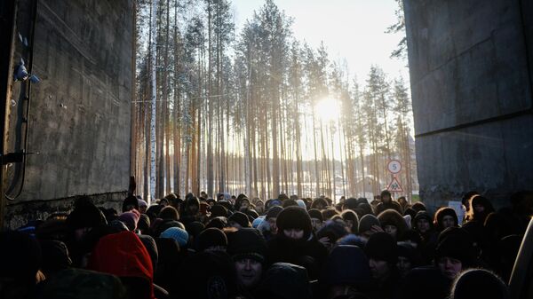 Сторонники бывшего схимонаха Сергия у ворот Среднеуральского женского монастыря в Свердловской области