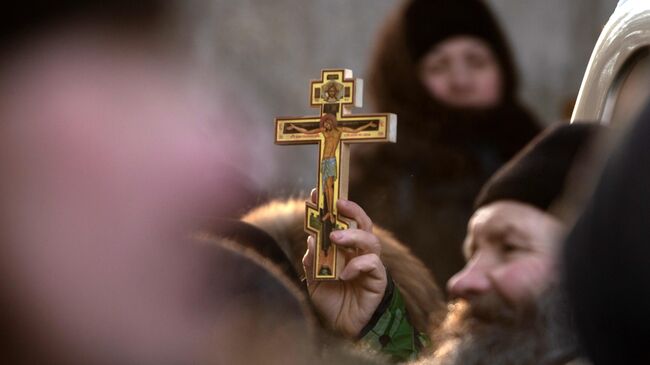 Сторонники бывшего схимонаха Сергия у ворот Среднеуральского женского монастыря в Свердловской области