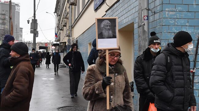 Сторонница бывшего схимонаха Сергия у Басманного суда Москвы