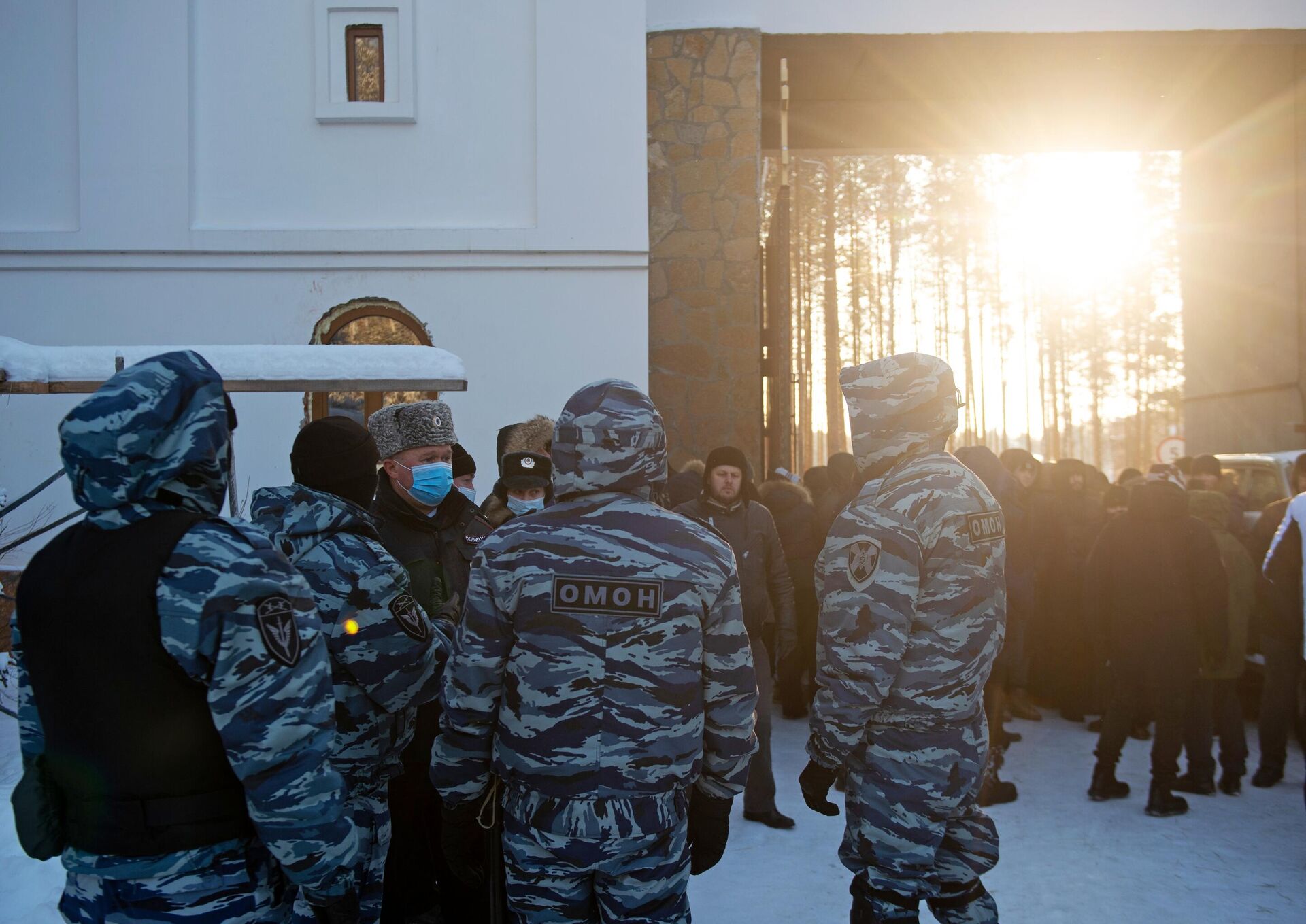 Сотрудники ОМОНа у ворот Среднеуральского женского монастыря в Свердловской области - РИА Новости, 1920, 30.03.2021