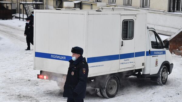 Автозак подъезжает к зданию Басманного суда Москвы