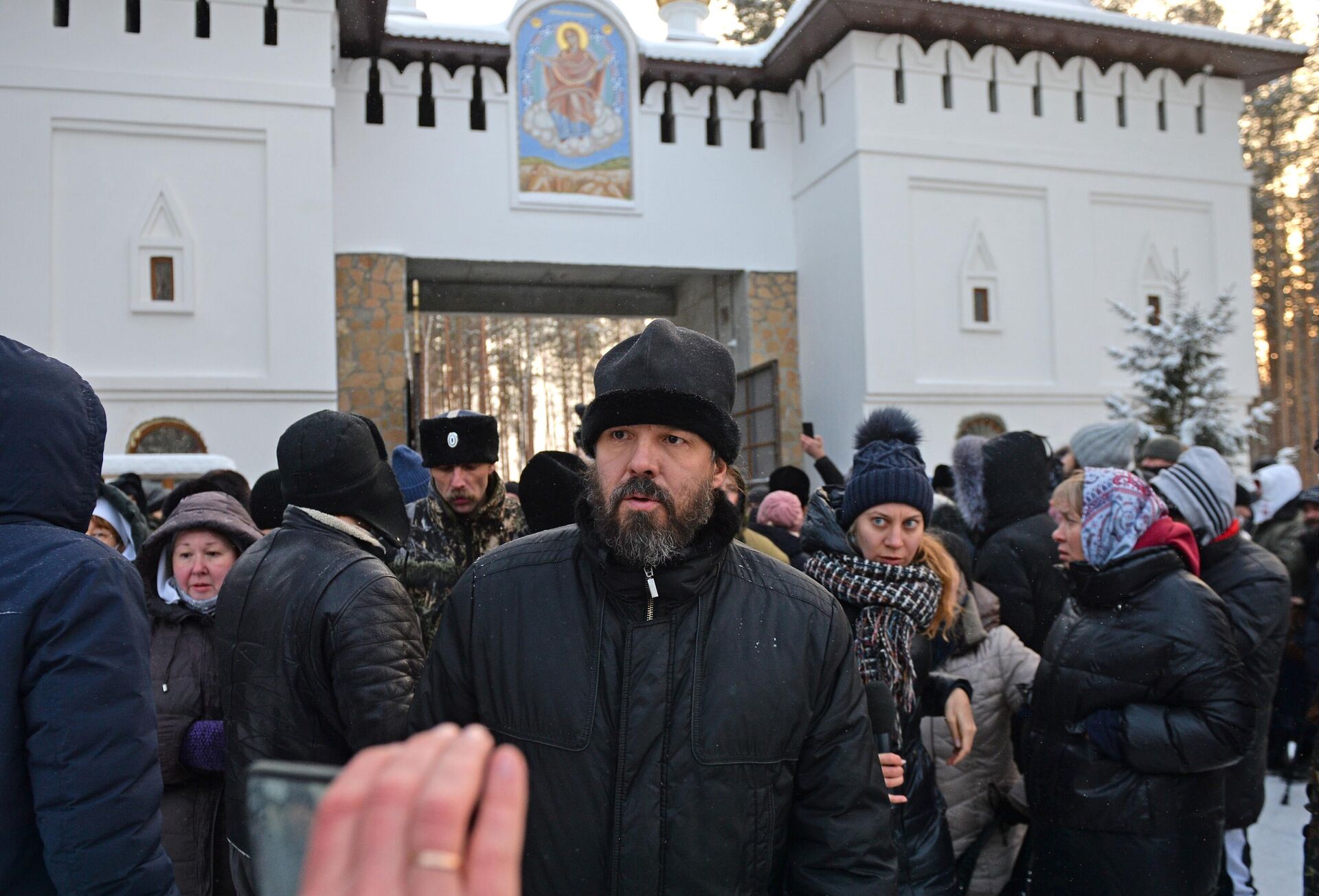 Представитель Екатеринбургской епархии протоиерей Евгений Попиченко покидает Среднеуральский женский монастырь в Свердловской области - РИА Новости, 1920, 30.03.2021