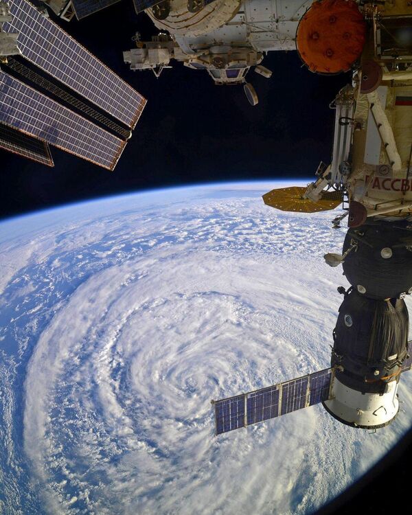 Международная космическая станция пролетает над циклоном