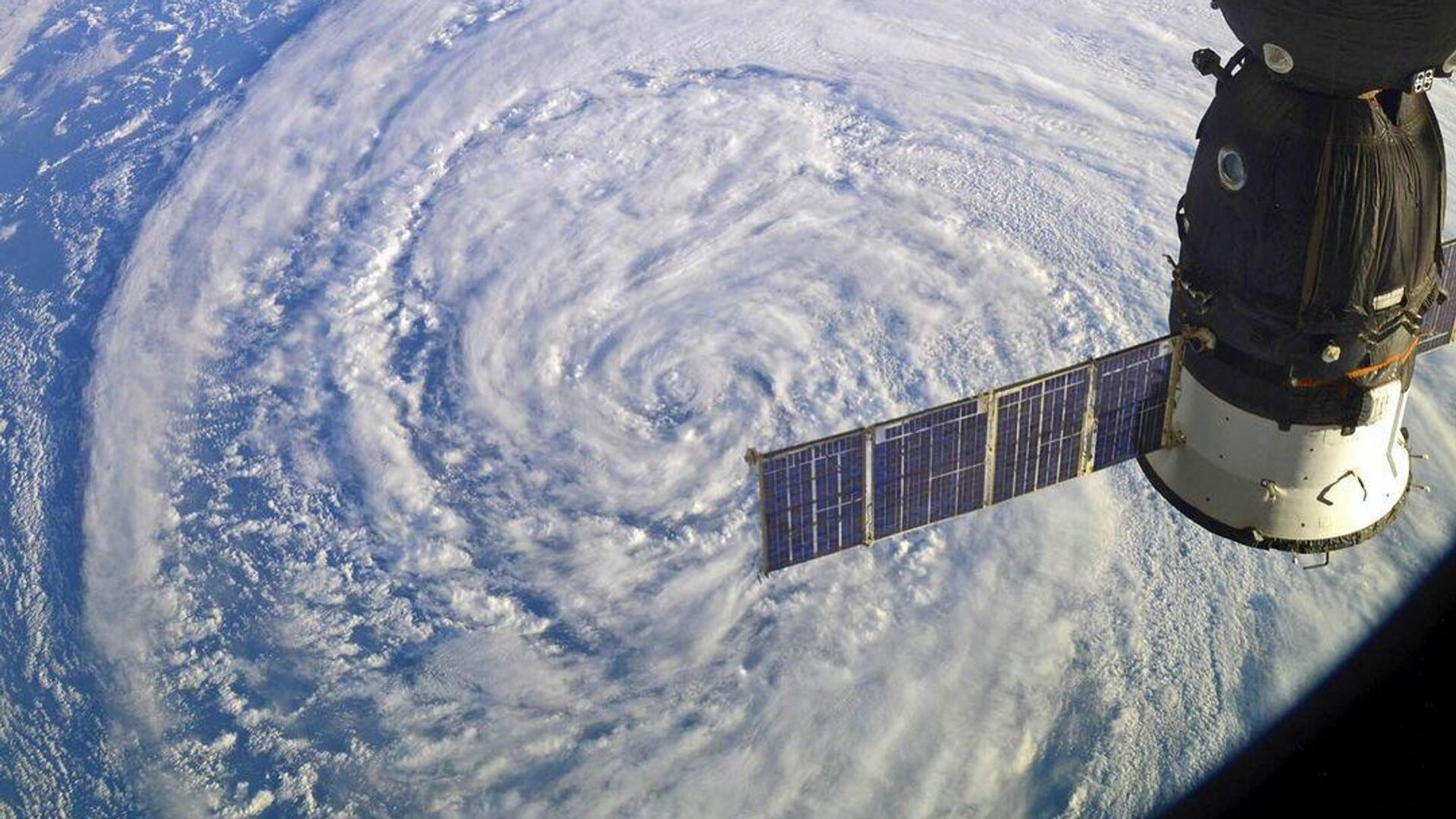 Международная космическая станция пролетает над циклоном - РИА Новости, 1920, 30.01.2021