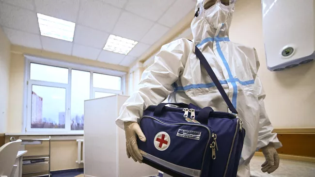 Фельдшер собирает сумку перед визитом к пациенту на дом