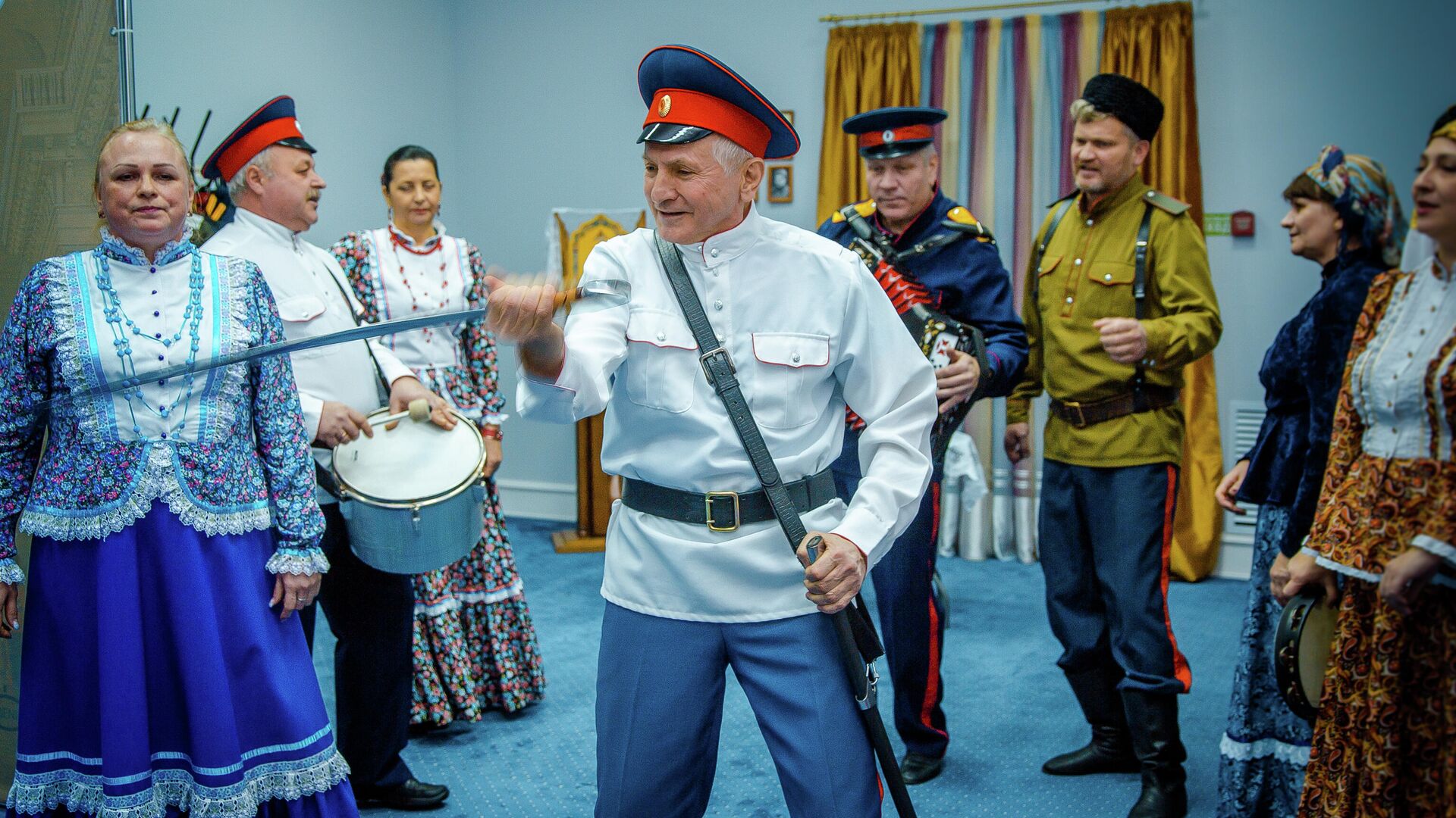 Ансамбль народной песни Метелица Дома культуры имени Гагарина и студенты Ростовского колледжа культуры встречают гостей в культурно-выставочном центре Донская казачья гвардия ДГТУ - РИА Новости, 1920, 30.12.2020