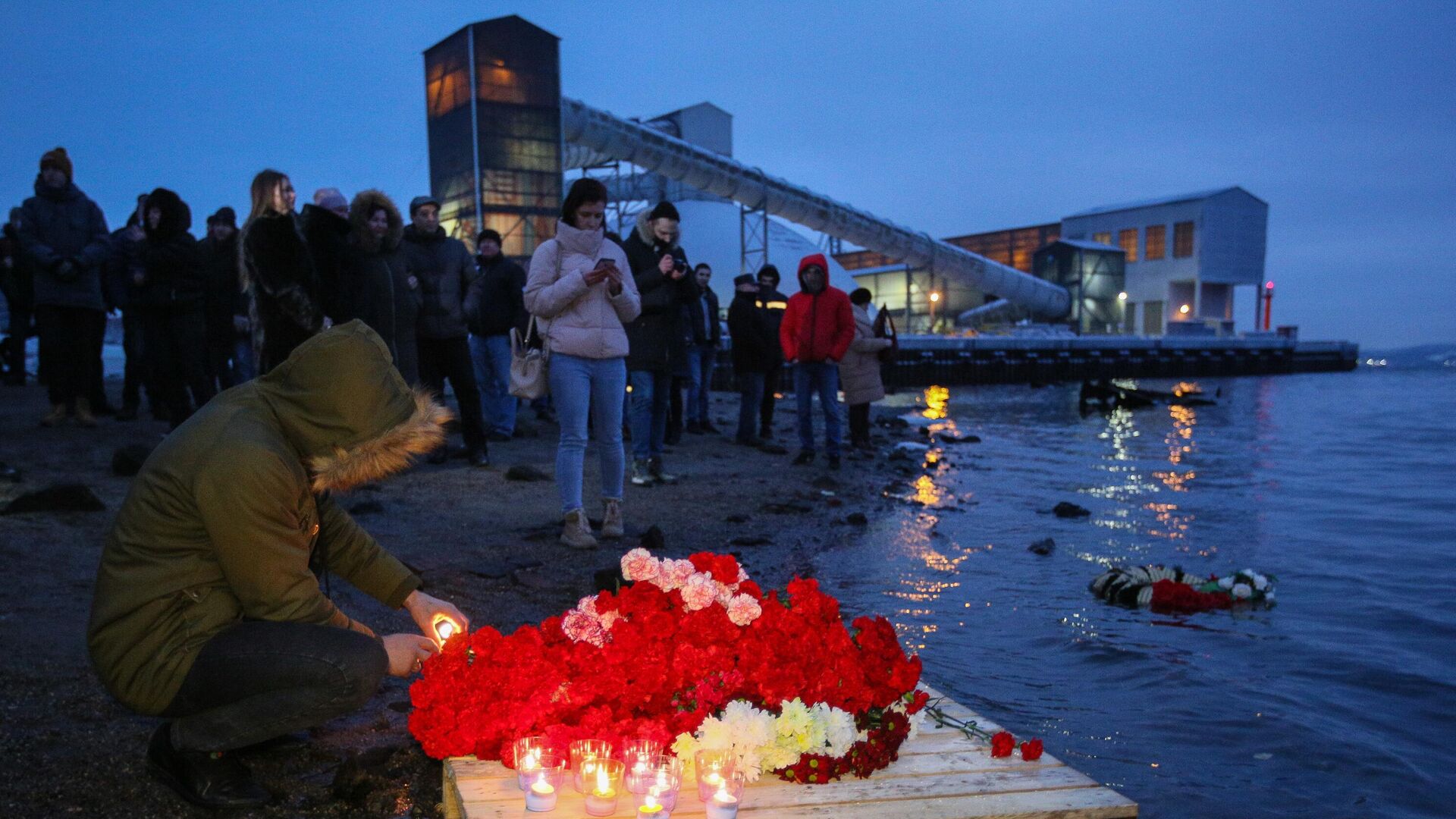 Стихийный мемориал, организованный жителями Мурманска в память о моряках судна Онега на пирсе на Нижне-Ростинском шоссе в Мурманске - РИА Новости, 1920, 30.12.2020