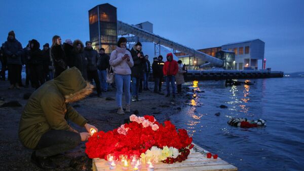 Стихийный мемориал, организованный жителями Мурманска в память о моряках судна Онега на пирсе на Нижне-Ростинском шоссе в Мурманске