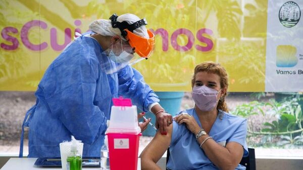 Медицинская сестра вводит женщине российскую вакцину от коронавируса Sputnik V (Гам-КОВИД-Вак) в Буэнос-Айресе