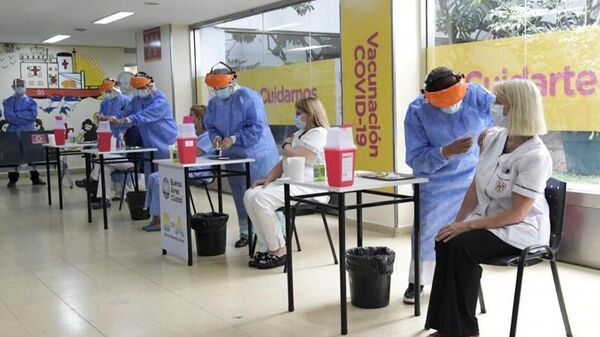 Медицинские работники вакцинируют людей российской вакциной от коронавируса Sputnik V (Гам-КОВИД-Вак) в Буэнос-Айресе