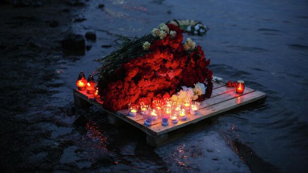 Стихийный мемориал, организованный жителями Мурманска в память о моряках судна Онега на пирсе на Нижне-Ростинском шоссе в Мурманске