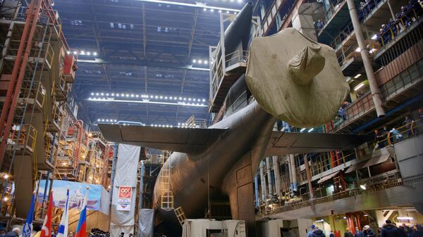 Вывод из эллинга после завершения стапельного этапа ремонта и модернизации атомной подводной лодки Леопард проекта 971 в Центре судоремонта Звездочка в Северодвинске