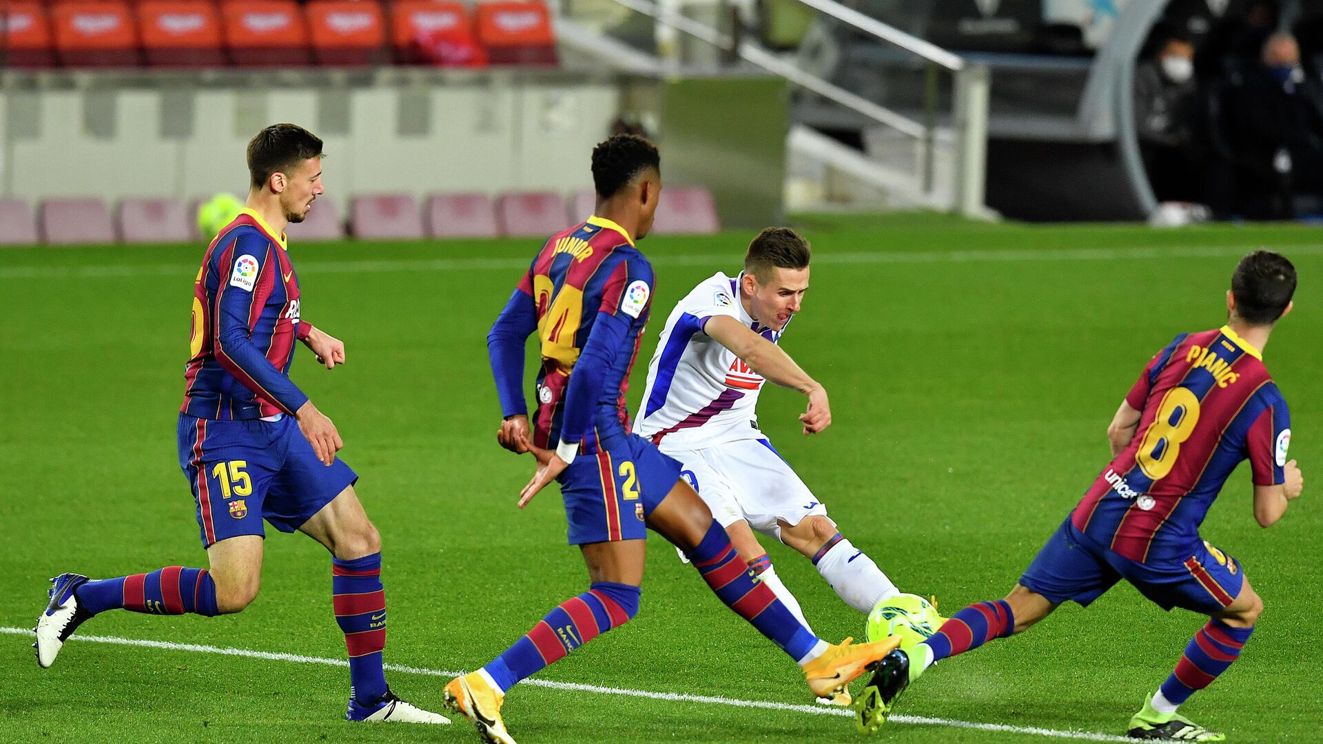 Eibar's Spanish forward Sergi Enrich (C) challenges Barcelona's French defender Clement Lenglet (L), Barcelona's Spanish defender Junior Firpo (2ndL) and Barcelona's Bosnian midfielder Miralem Pjanic (R) during the Spanish League football match between Barcelona and Eibar at the Camp Nou stadium in Barcelona on December 29, 2020. (Photo by Pau BARRENA / AFP) - РИА Новости, 1920, 29.12.2020