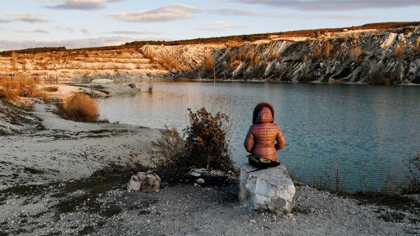 Девушка около Марсианского озера в селе Скалистое в Крыму