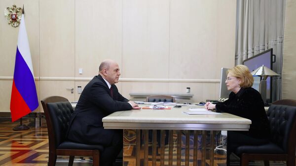Михаил Мишустин и руководитель Федерального медико-биологического агентства Вероника Скворцова во время встречи