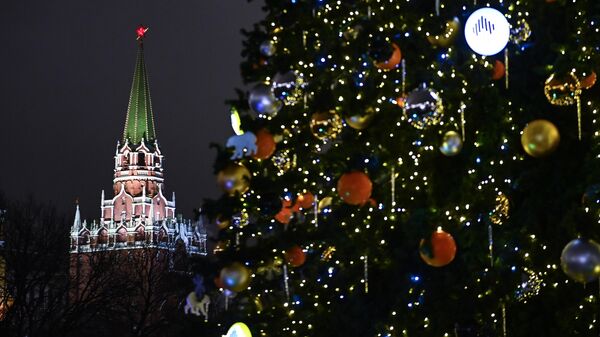 Троицкая башня Московского Кремля и новогодняя елка на Манежной площади