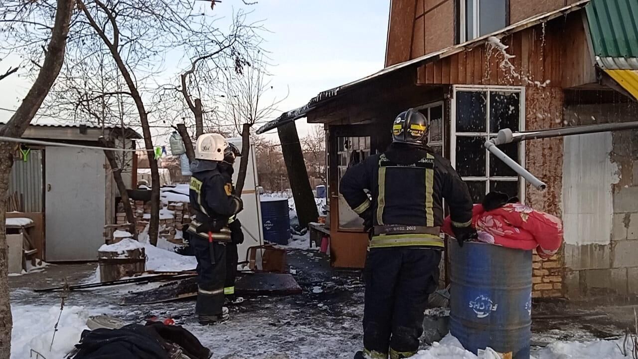 Сотрудники МЧС на  месте пожара в жилом доме в городском округе Балашиха  - РИА Новости, 1920, 30.12.2020