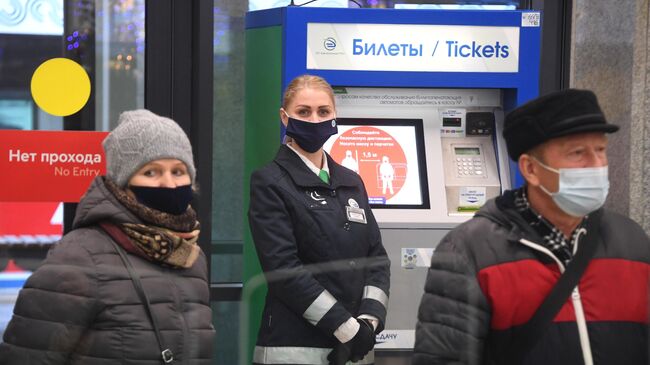 Пассажиры на станции Подольск в Московской области