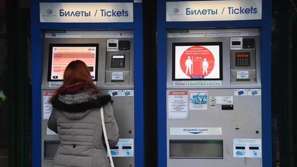 Девушка покупает билет на станции Подольск в Московской области