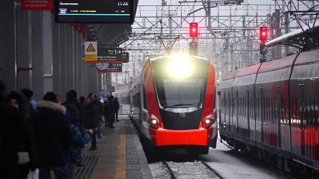 Пассажиры на перроне на станции Подольск в Московской области