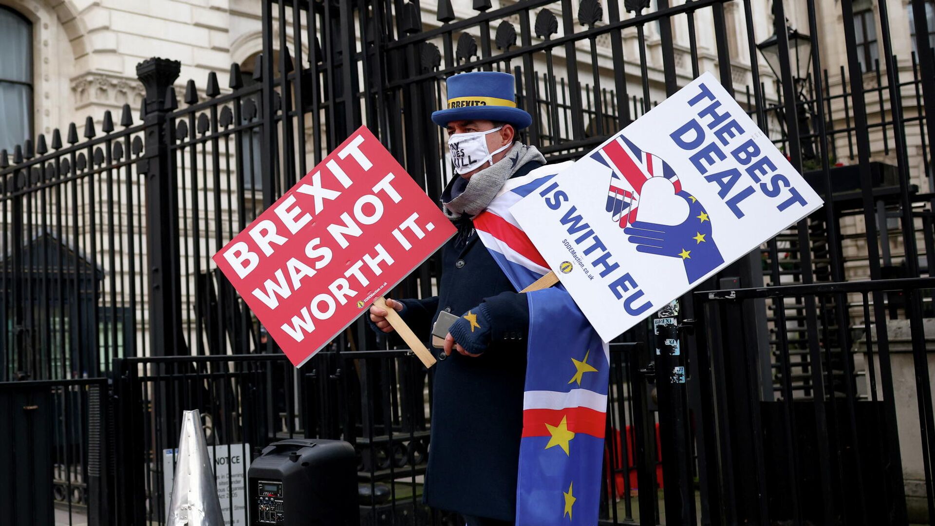 Участник акции протеста против Brexit перед Министерством иностранных дел в Лондоне - РИА Новости, 1920, 30.12.2020