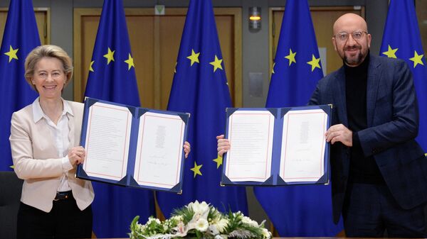 Президент Европейской комиссии Урсула фон дер Ляйен и президент Европейского совета Шарль Мишель после подписания торгового соглашения по Brexit в Брюсселе
