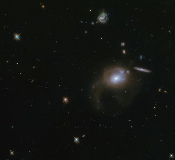 Галактика SDSS J225506. 80+005839.9 снятая телескопом Хаббл