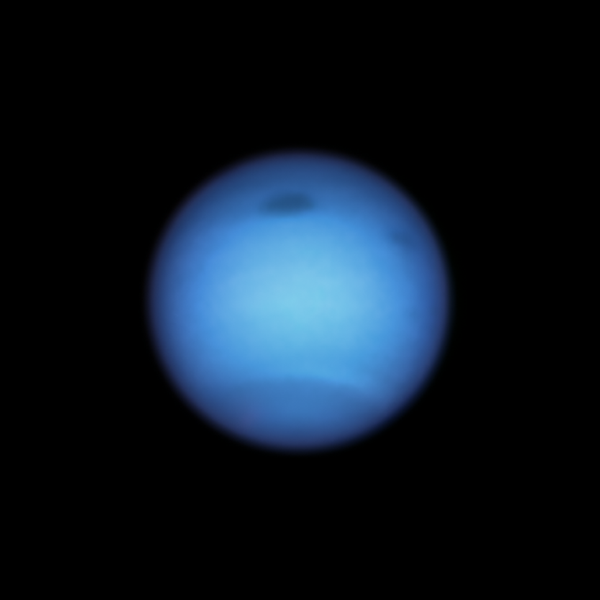 Фотография планеты Нептун, сделанная космическим телескопом Хаббл, показывает чудовищную темную бурю (вверху в центре) 
