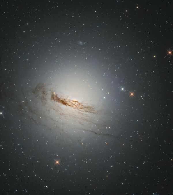 Линзовидная галактика NGC 1947 в созвездии Золотая Рыба