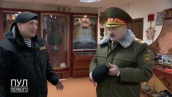 Я уже сегодня омоновец – Лукашенко принял и поцеловал черный берет 