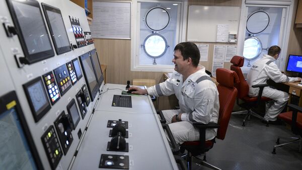 Члены экипажа в центре управления ледокольного судна