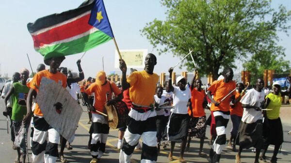 Местные жители во время народных гуляний по поводу независимости Южного Судана