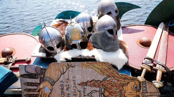 Шлемы и мечи на российской яхте в стиле древнерусской ладьи 