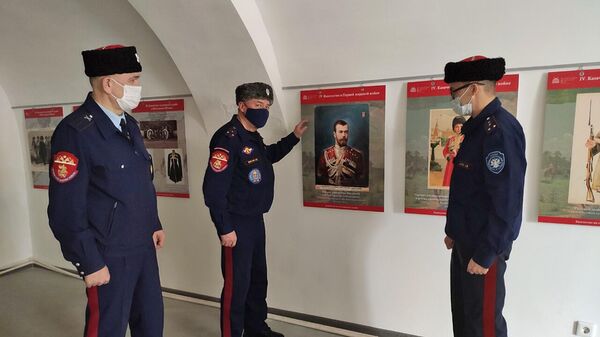 Посетители планшетной выставки по истории казачества в Севастополе