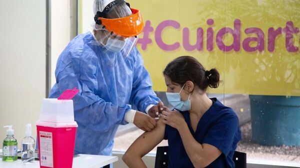 Медицинская сестра вводит женщине российскую вакцину от коронавируса Sputnik V (Гам-КОВИД-Вак) в Буэнос-Айресе
