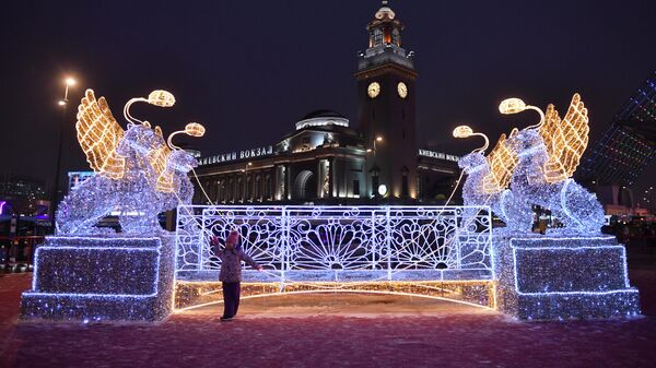Уличное новогоднее украшение на площади Киевского вокзала в Москве