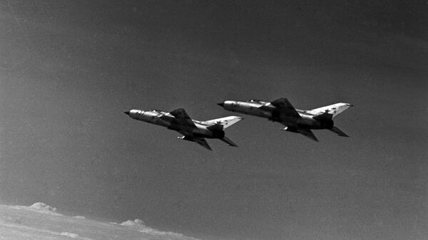 Сверхзвуковые истребители МиГ-21 в небе.