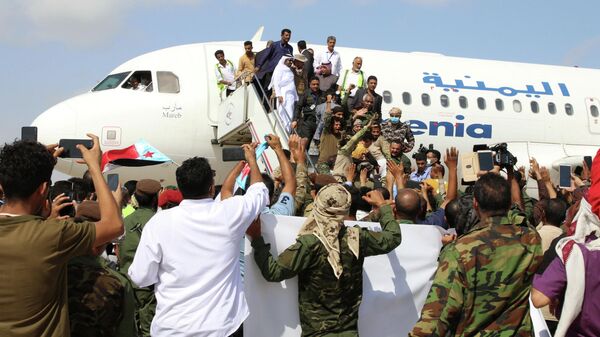 Люди встречают членов недавно сформированного кабинета министров в аэропорту Адена, Йемен