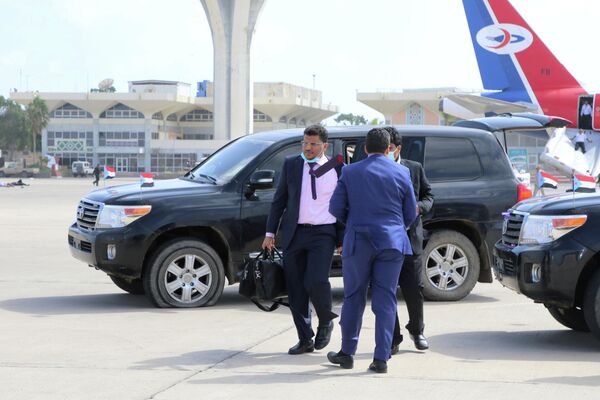 Должностные лица правительства Йемена, в том числе министр иностранных дел Ахмед бин Мубарак в аэропорту Адена после взрыва