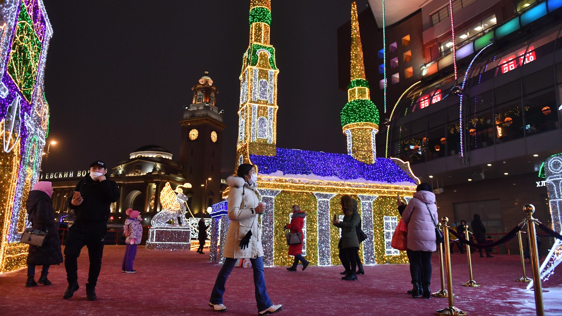 Уличное новогоднее украшение на площади перед Киевским вокзалом в Москве - РИА Новости, 1920, 13.11.2021