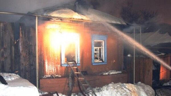 Тушение пожара в жилом доме в поселке Агинское Красноярского края, где погибли четыре человека