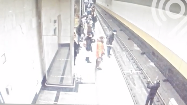 Мужчина спустился на рельсы на станции метро Косино. Кадр видео