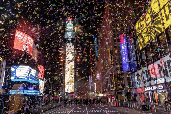 Часы обратного отсчета на Таймс-сквер во время празднования Нового года в Нью-Йорке, США