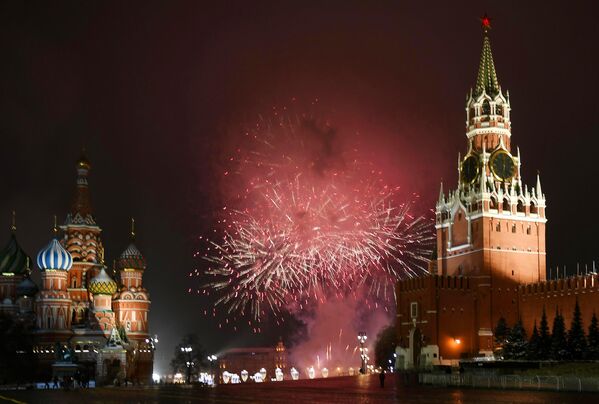 Праздничный салют в Москве, посвященный наступлению нового 2021 года