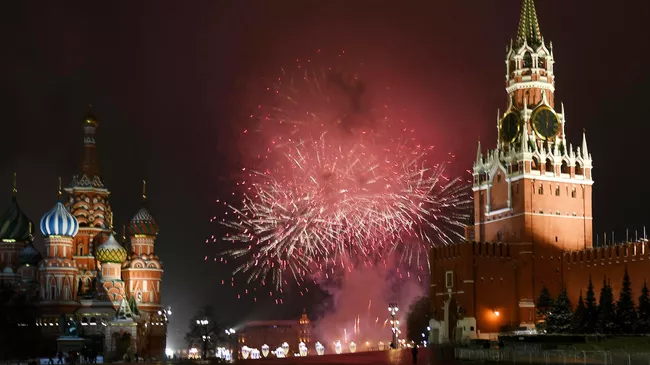 Праздничный салют в Москве, посвященный наступлению нового 2021 года