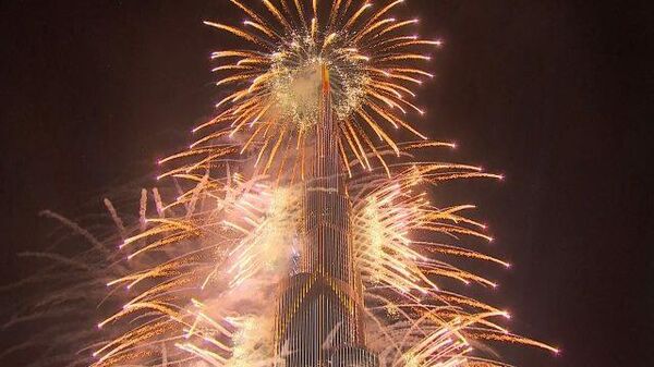 Новогодние салюты и фейерверки осветили небо многих городов мира