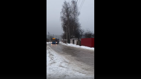 В Тверской области дрифт автобуса на гололедице попал на видео