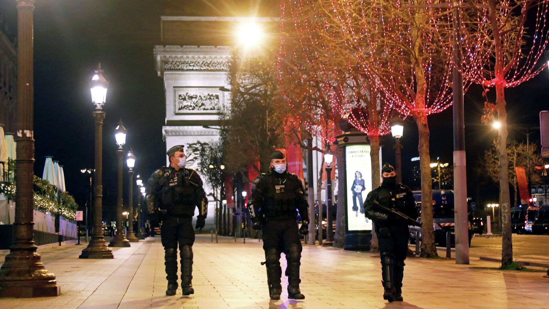 Французские полицейские патрулируют Елисейские Поля в Париже - РИА Новости, 1920, 01.01.2021