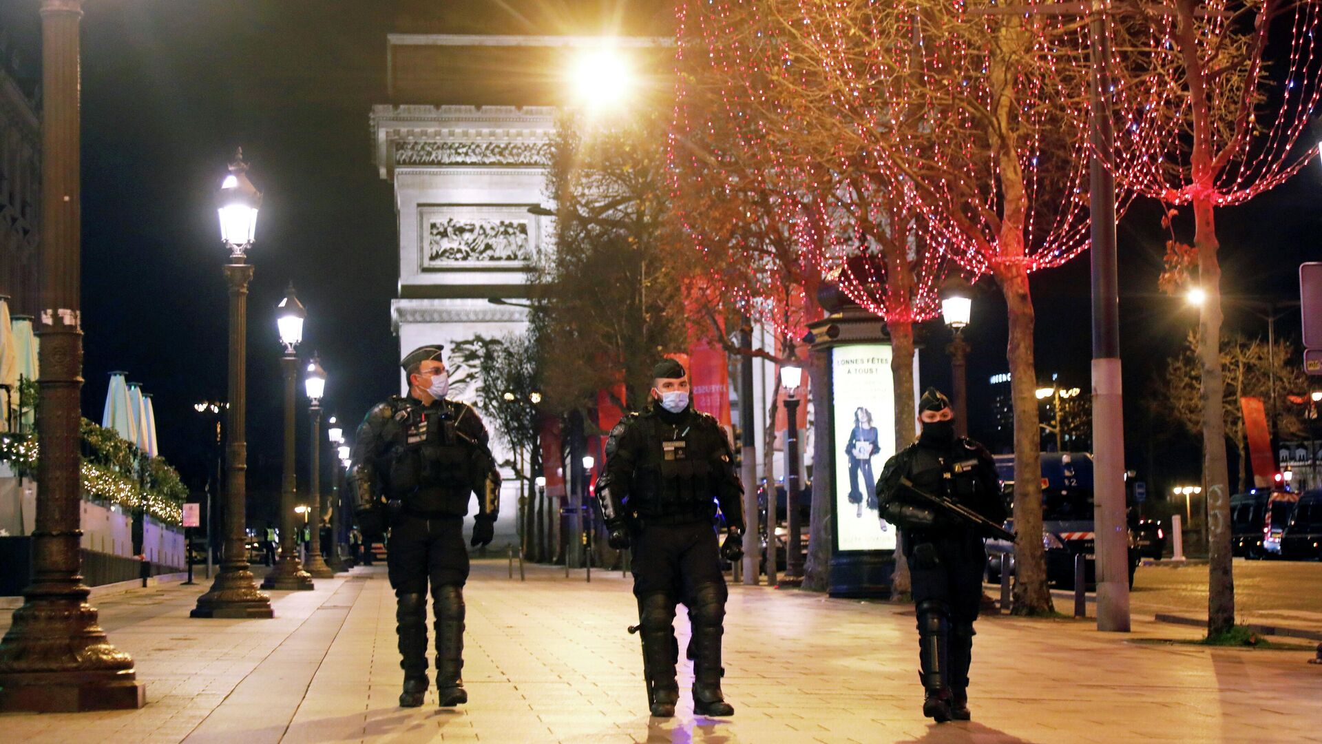 Французские полицейские патрулируют Елисейские поля в Париже, Франция - РИА Новости, 1920, 11.01.2021