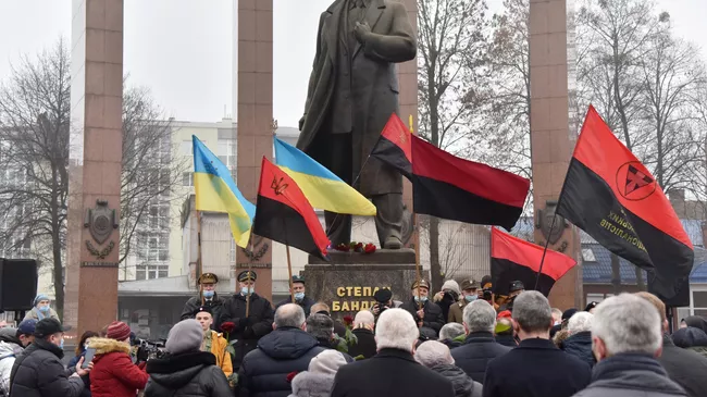 Участники митинга, приуроченного к 112 годовщине со дня рождения Степана Бандеры, во Львове